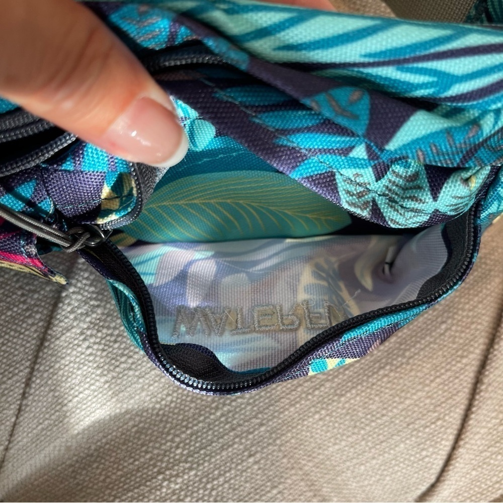 WATERFLY Lightweight Water Resistant Fanny Pack 1L Green - Picture 6 of 10